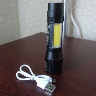 вид ручного світлодіодного ліхтарика Люксел TR-04 при використанні в якості настільної лампи
