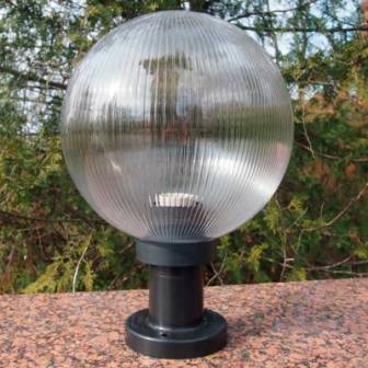 фото прозрачного садово паркового светильника шар 200 призматик на столбике