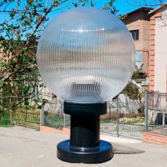 фото прозрачного садово паркового светильника шар 250 призматик на столбике