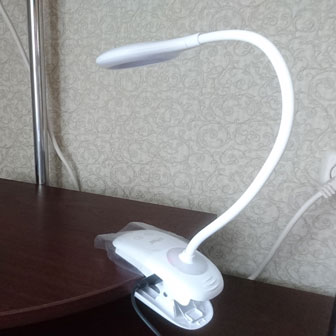 фото настільної лампи Люксел TLC-04 з прищіпкою